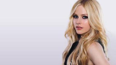 坐在酒吧裏吃蛋糕 视频截图